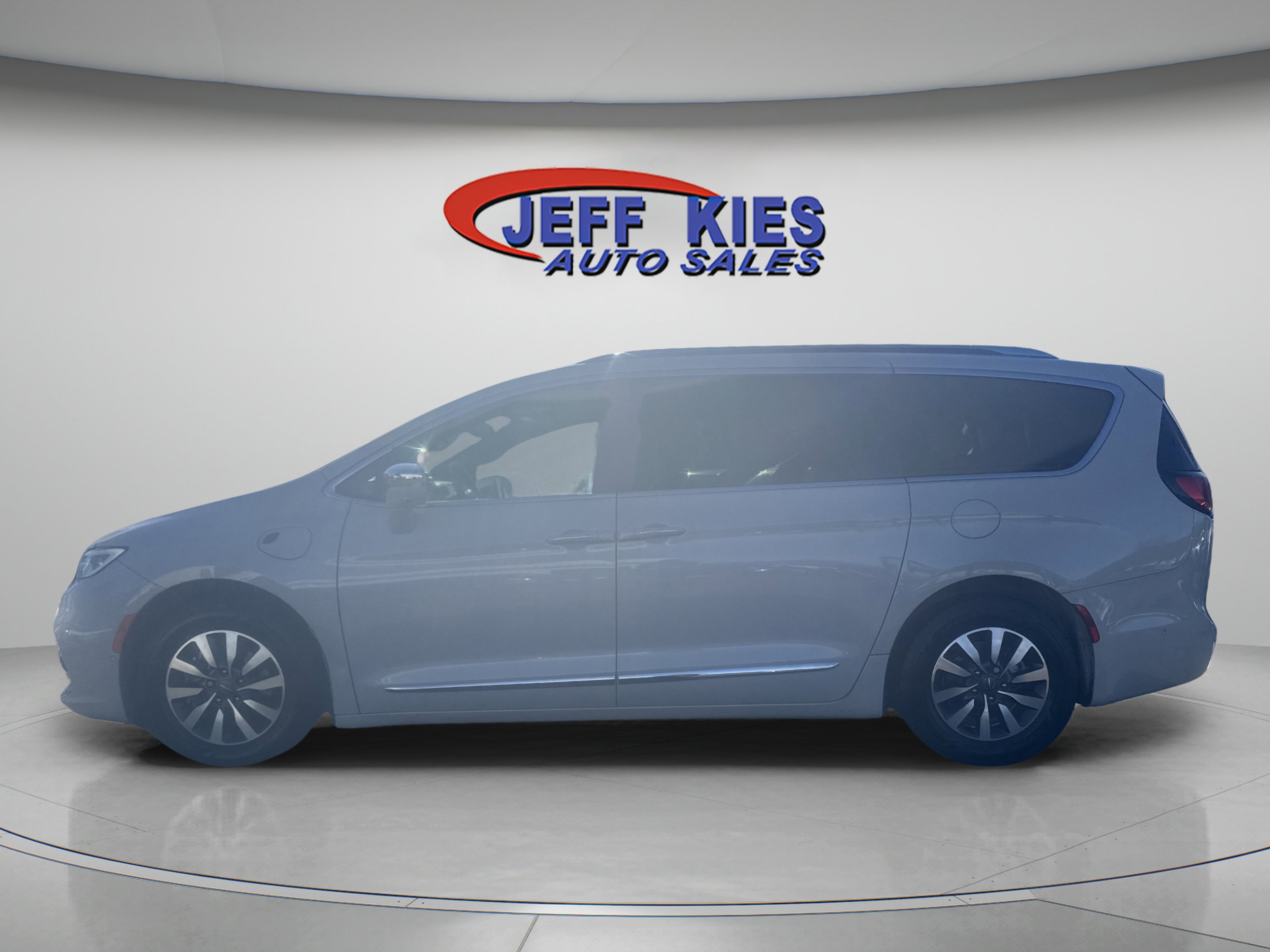 Used 2021 Chrysler Pacifica Limited w/ Uconnect Theater Family Group image 8