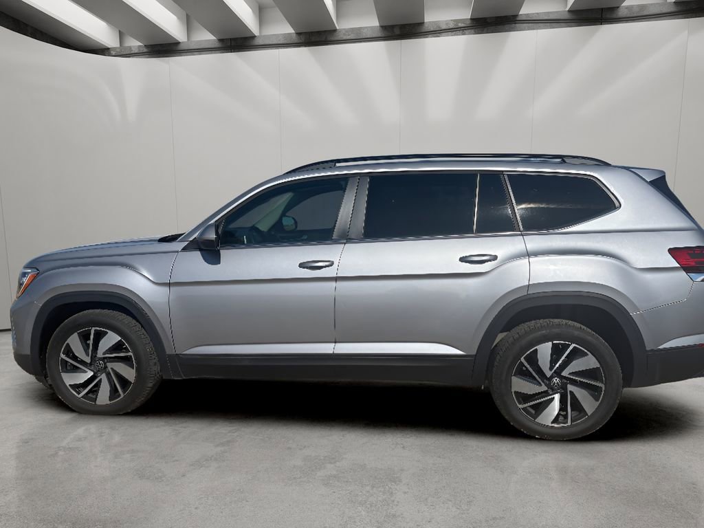 Used 2025 Volkswagen Atlas SE image 2