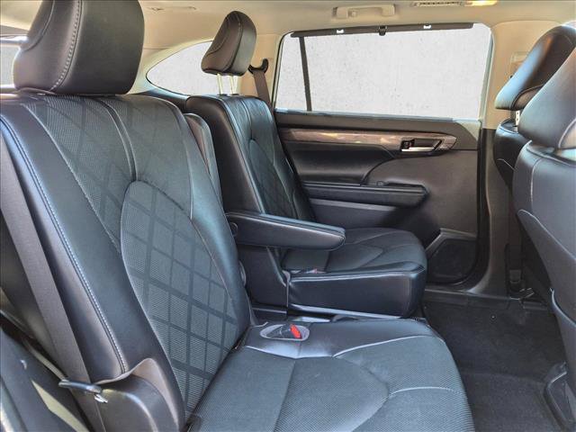 Used 2023 Toyota Highlander Platinum FWD image 19