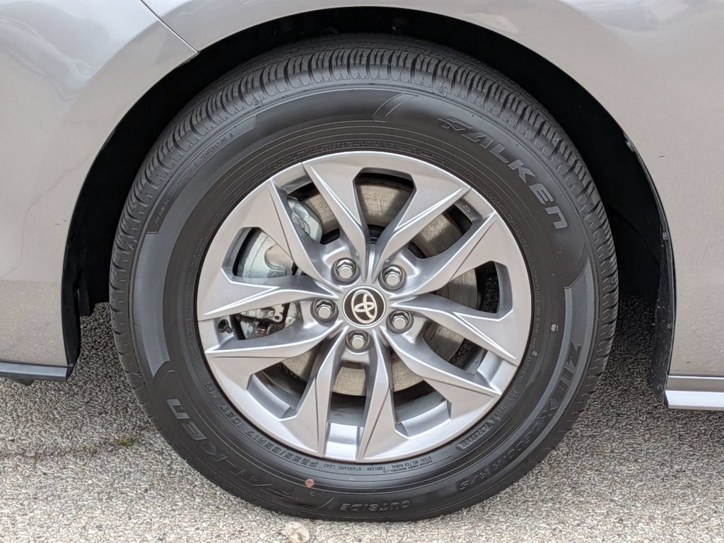 Used 2026 Toyota Sienna XLE FWD image 15