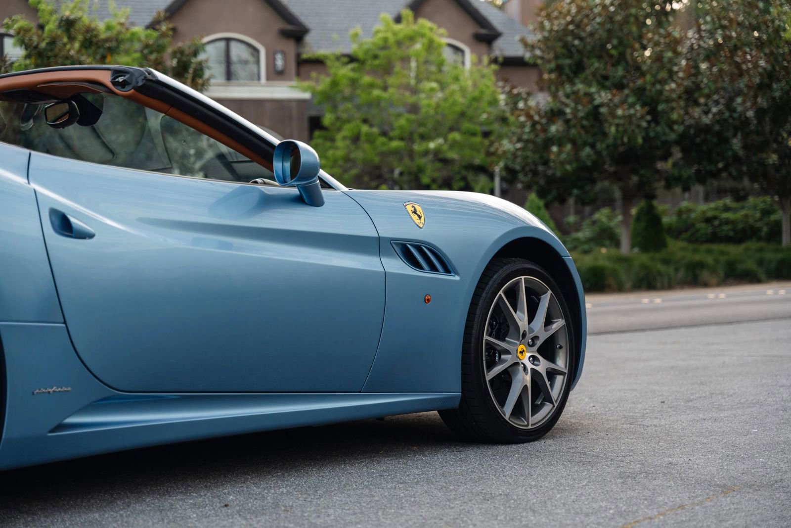 Used 2010 Ferrari California RWD image 8