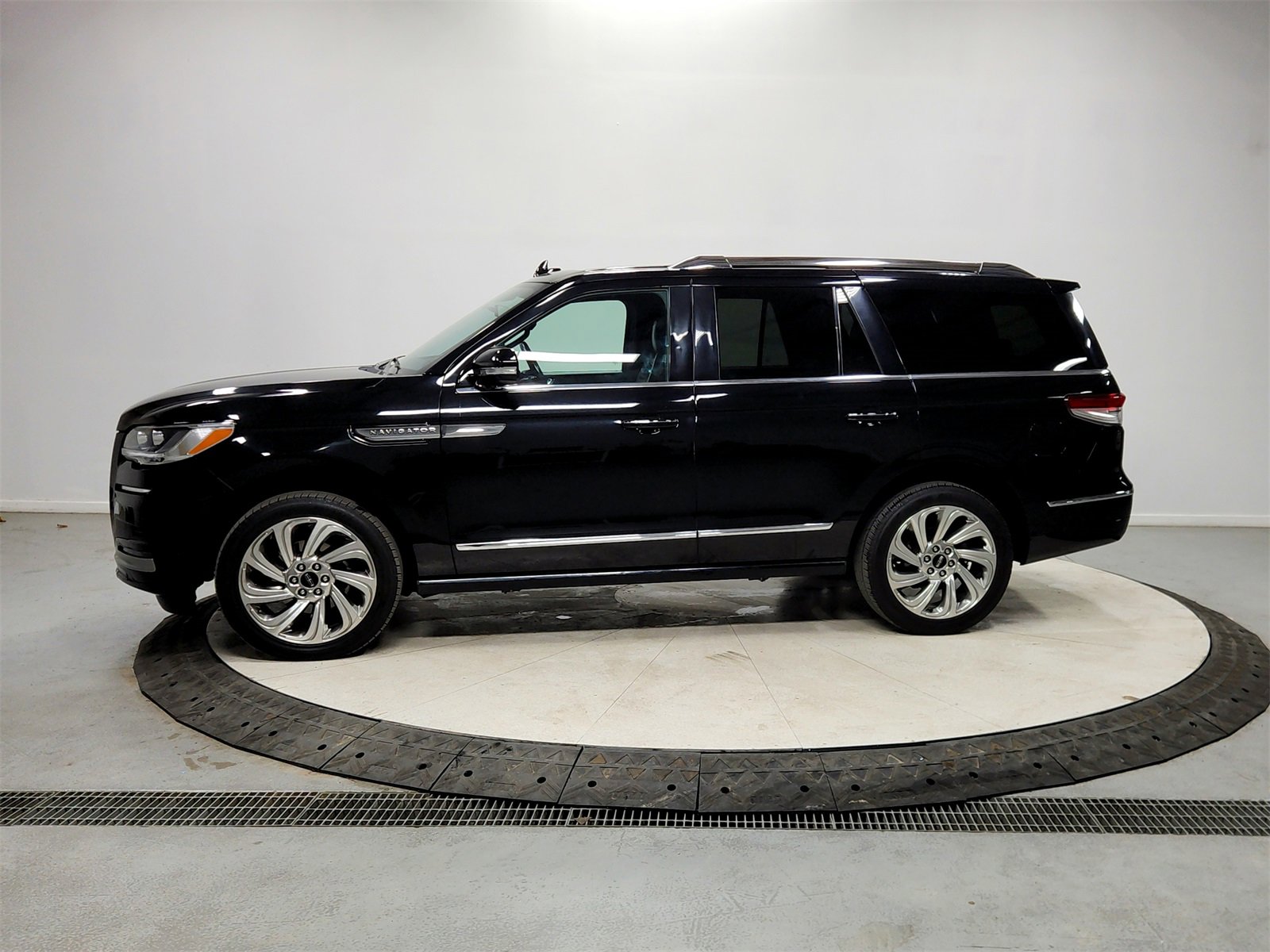 Used 2024 Lincoln Navigator Reserve image 4
