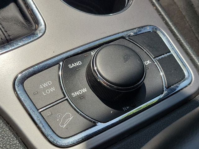 Used 2020 Jeep Grand Cherokee Laredo AWD/4WD image 21