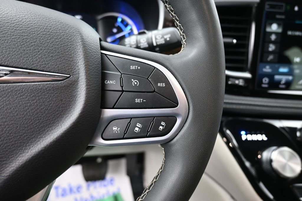 Used 2023 Chrysler Pacifica Limited FWD image 36