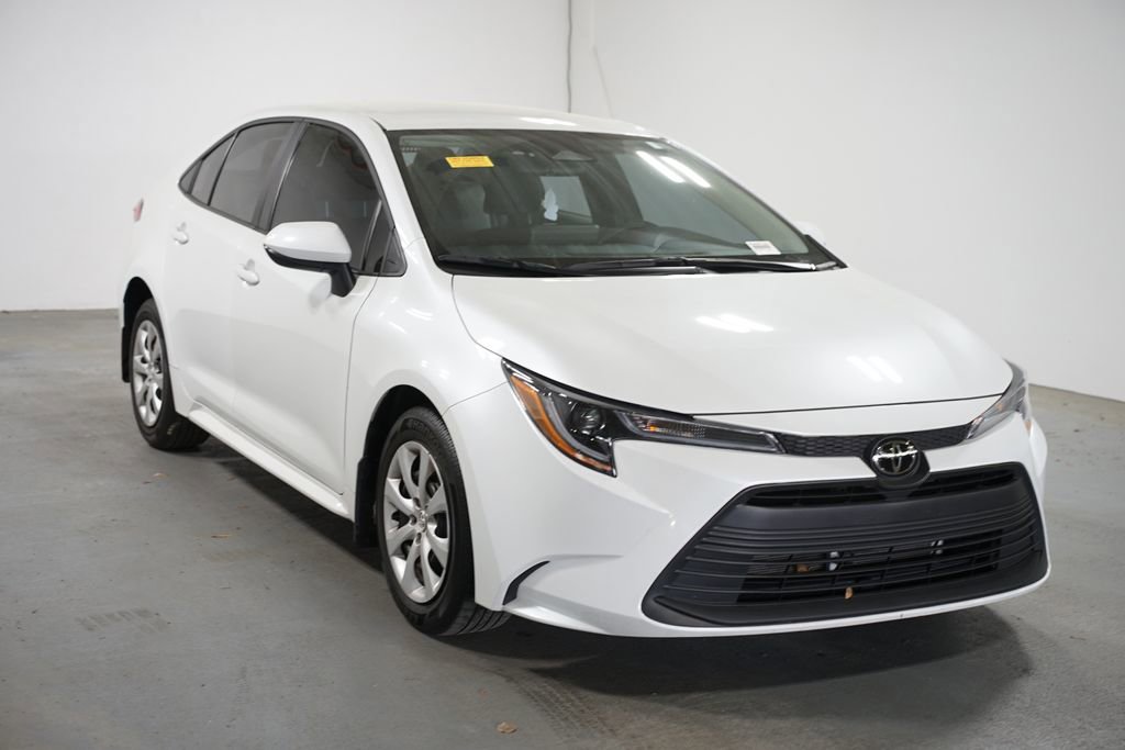 Used 2025 Toyota Corolla LE image 3