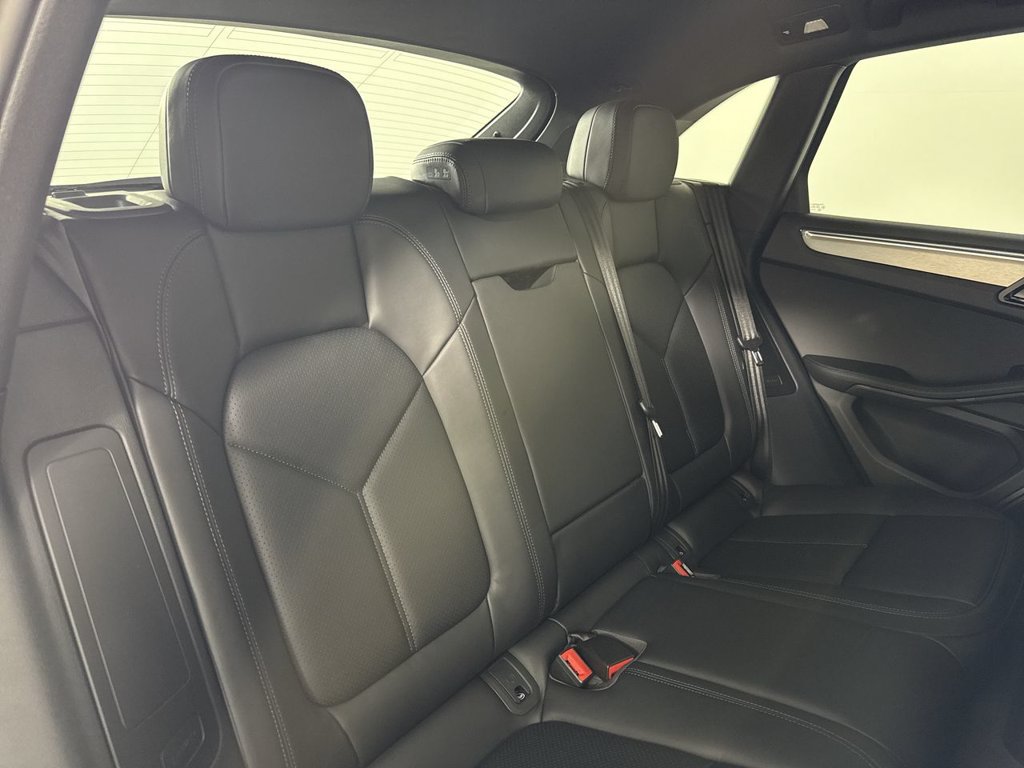 Certified 2025 Porsche Macan AWD/4WD image 22