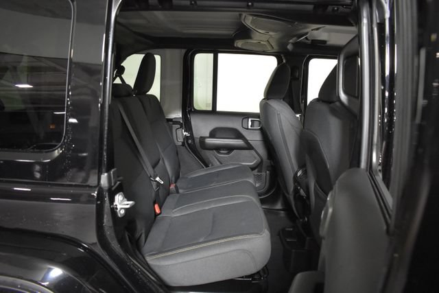 Used 2025 Jeep Wrangler Unlimited Sahara AWD/4WD image 33