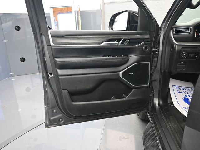 Used 2023 Jeep Wagoneer L Series II image 12