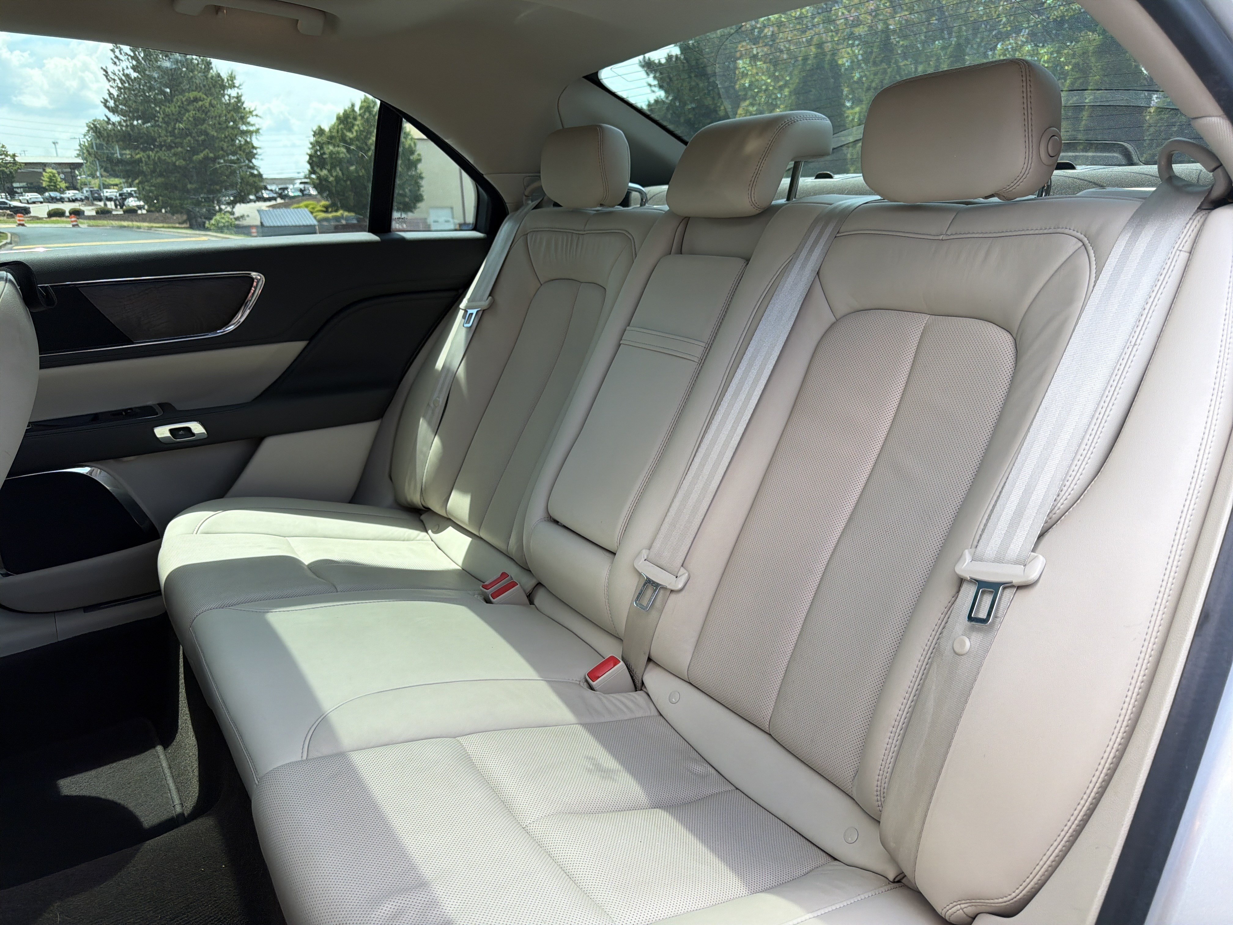 Used 2019 Lincoln Continental Select FWD image 9