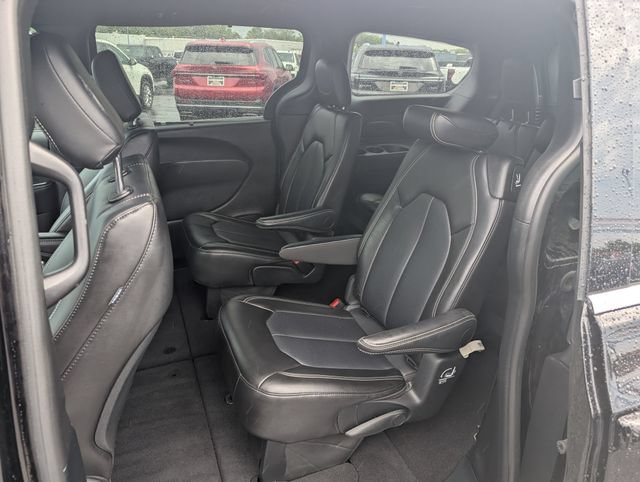 Used 2025 Chrysler Pacifica Select FWD image 9
