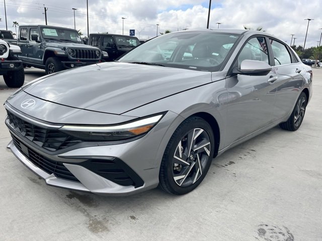 Used 2025 Hyundai Elantra Limited image 3