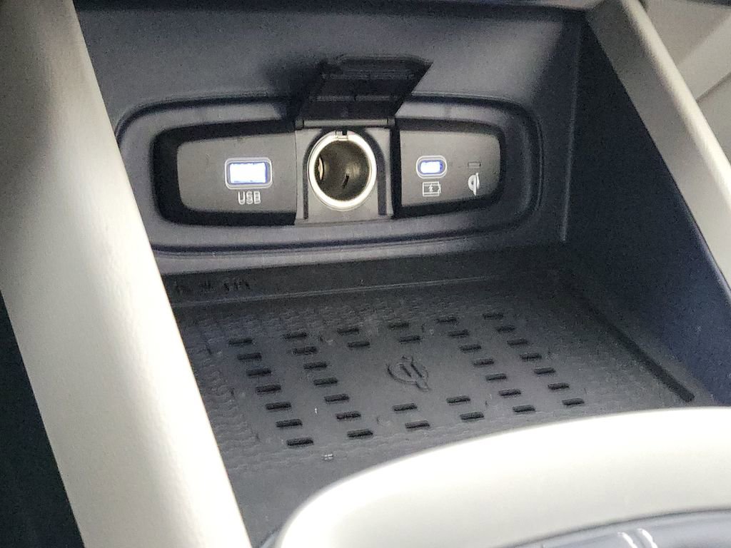 Used 2024 Hyundai Venue Limited FWD image 19