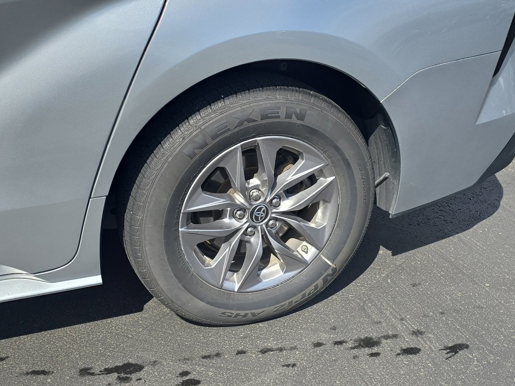 Certified 2024 Toyota Sienna LE FWD image 10