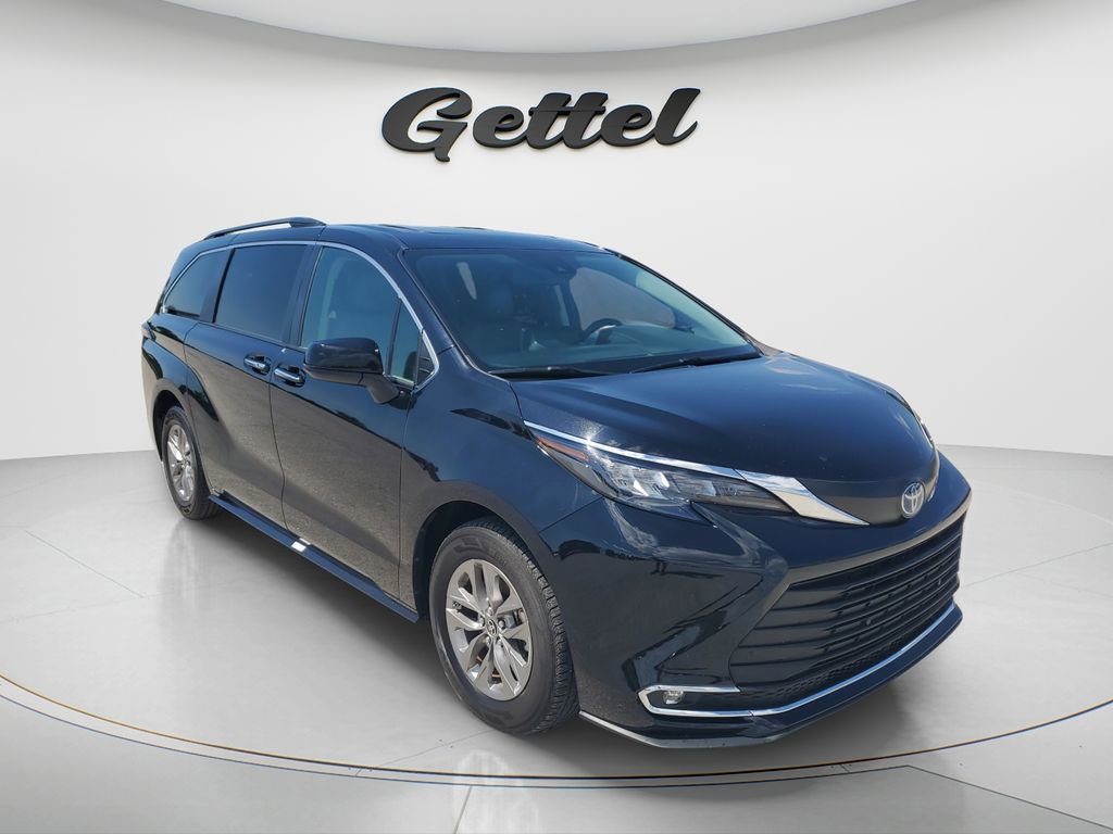 Certified 2024 Toyota Sienna XLE image 3