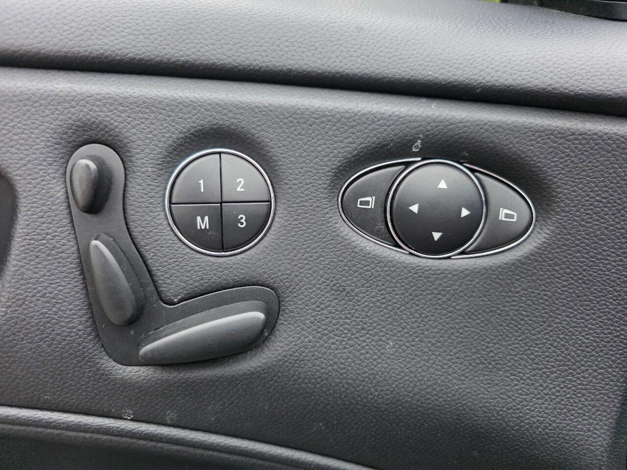 Used 2006 Mercedes-Benz CLS 500 w/ AMG Sport Pkg image 10