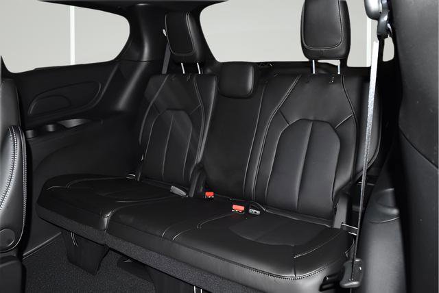 New 2026 Chrysler Pacifica Select AWD/4WD image 32
