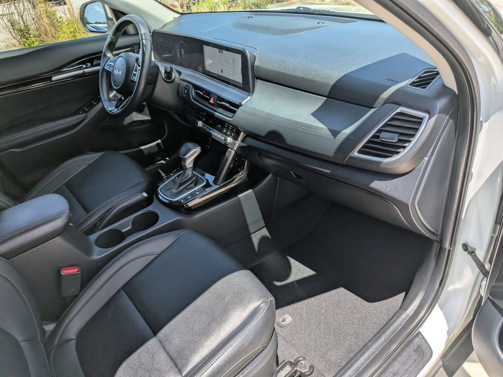 Certified 2025 Kia Seltos EX w/ EX Sunroof Package FWD image 13