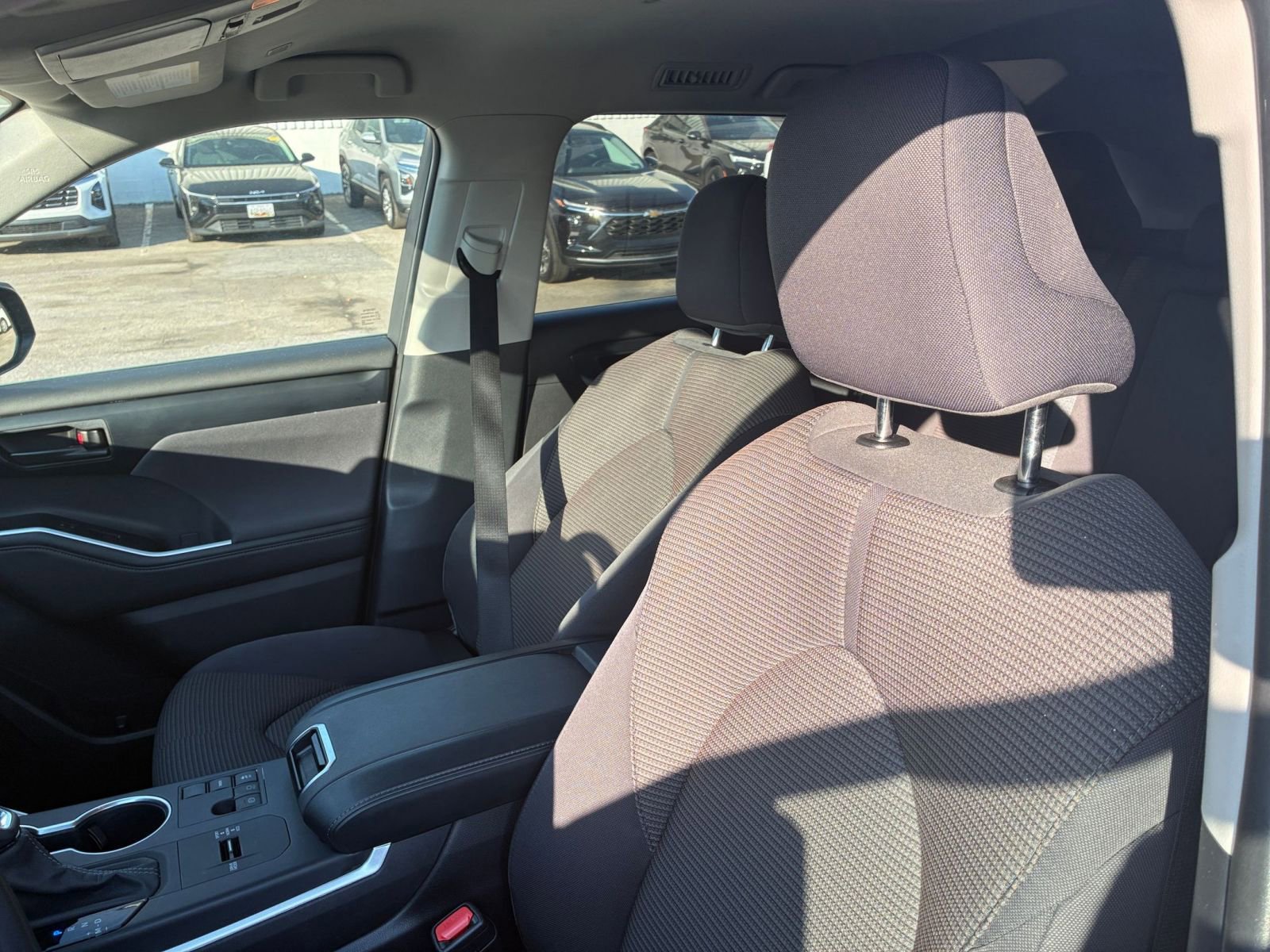 Used 2025 Toyota Highlander LE FWD image 37