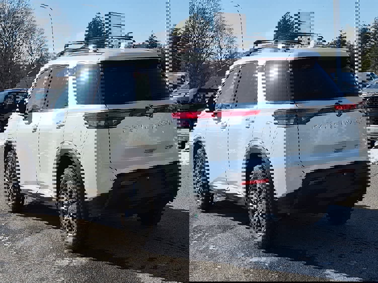 Used 2024 Nissan Pathfinder SV image 4