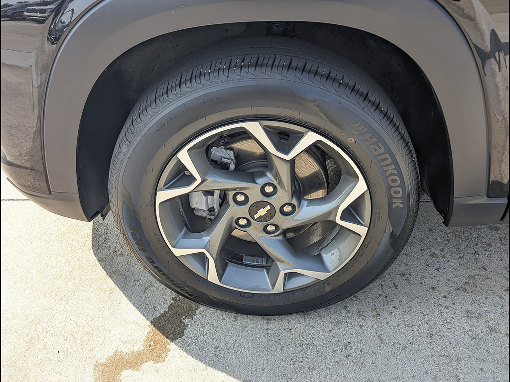 Used 2025 Chevrolet Trax LT FWD image 14