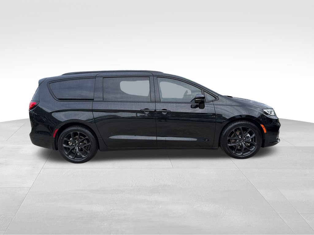Used 2022 Chrysler Pacifica Limited w/ S Appearance Package FWD image 8