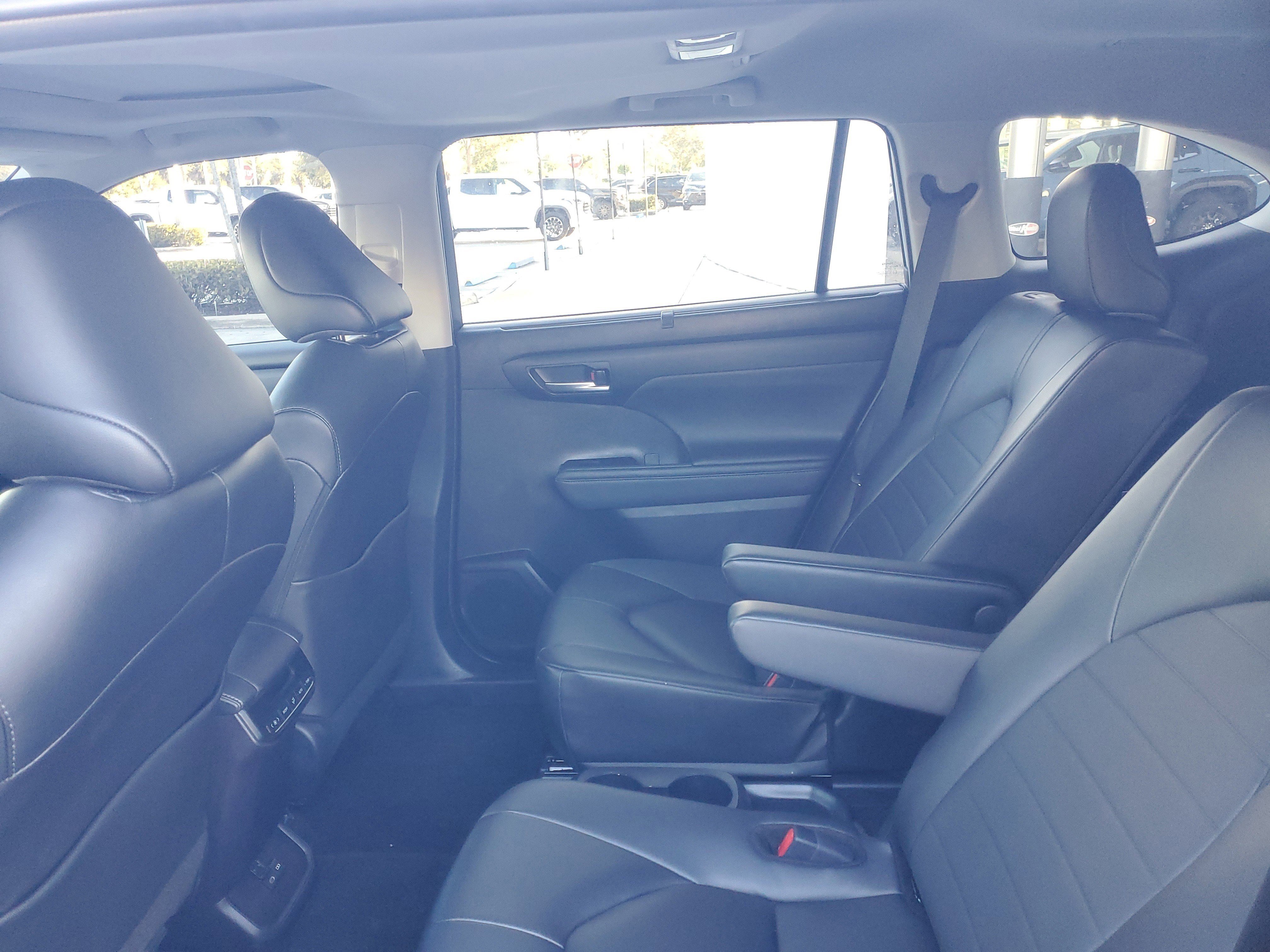 Used 2024 Toyota Highlander XLE image 9