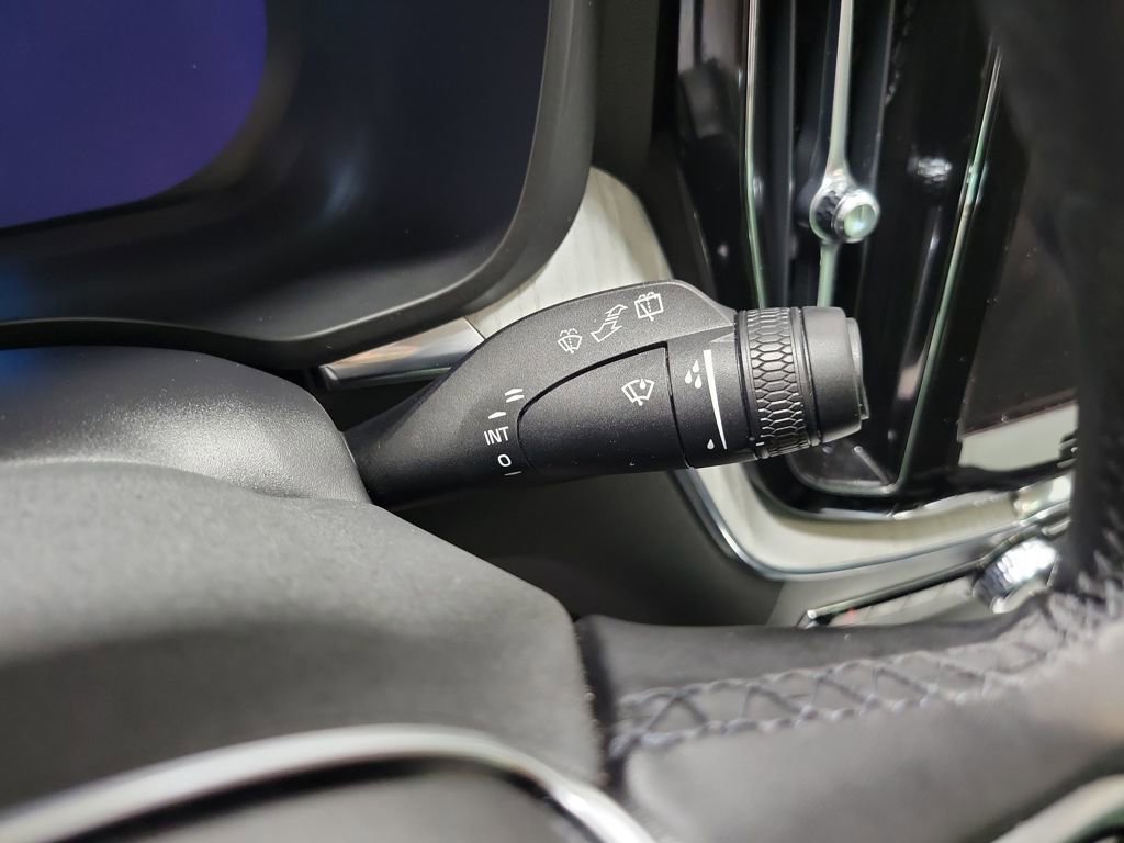 Used 2025 Volvo XC60 B5 Plus image 40