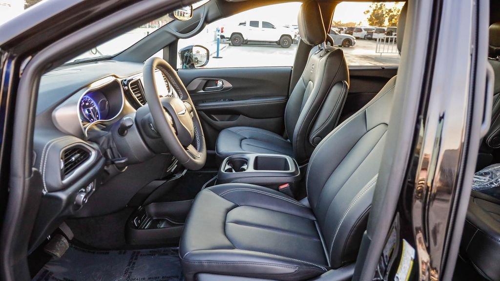 New 2026 Chrysler Pacifica Select w/ S Appearance Package image 18