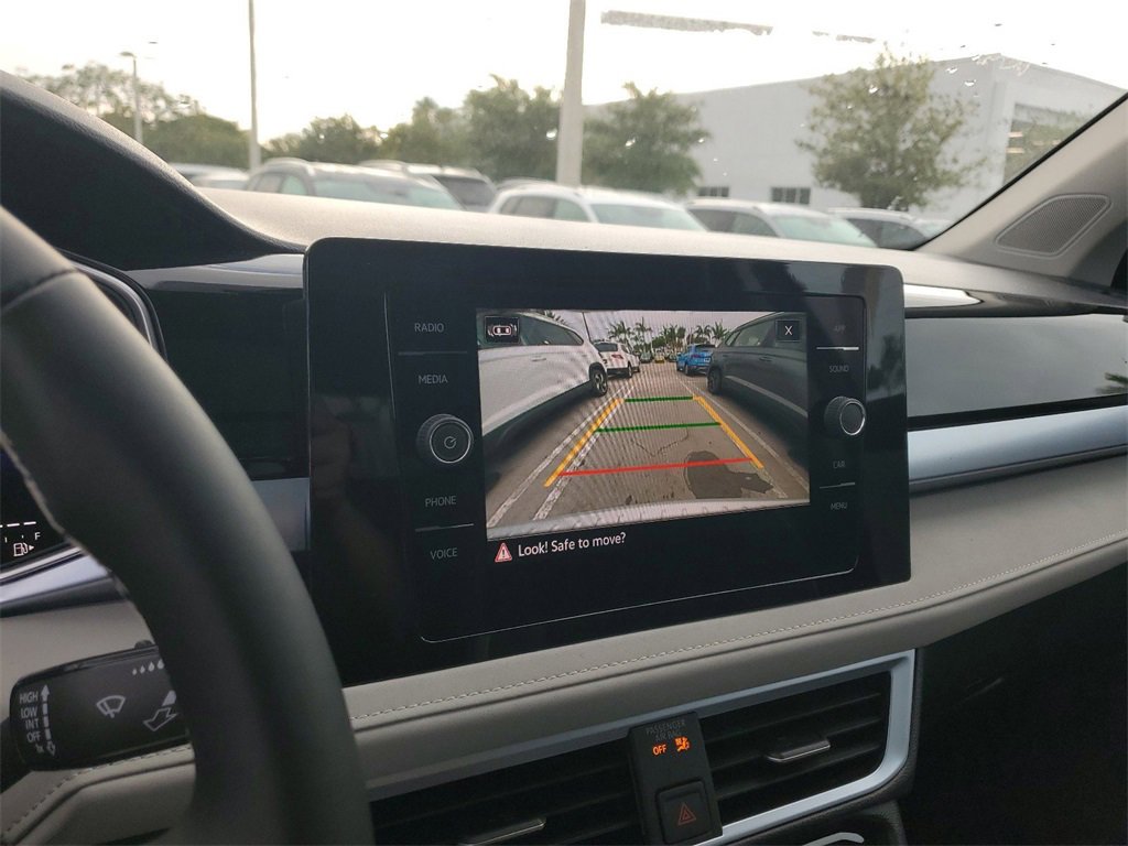 New 2025 Volkswagen Taos SE image 11