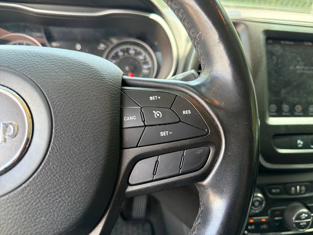 Used 2020 Jeep Cherokee Trailhawk AWD/4WD image 20
