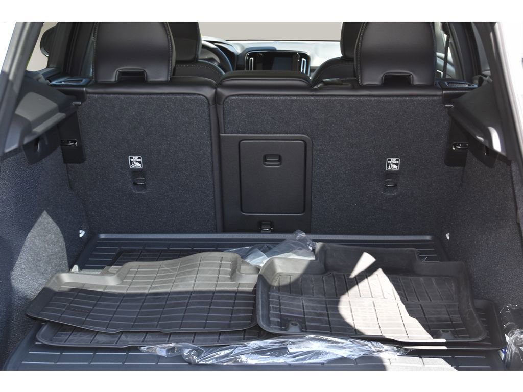 Used 2025 Volvo XC40 B5 Plus w/ Protection Package Premier image 37