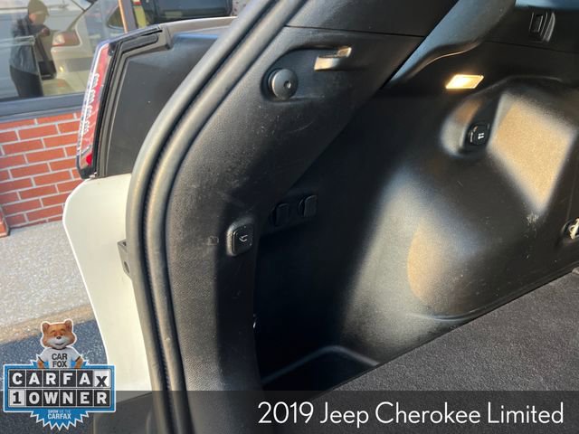Used 2019 Jeep Cherokee Limited image 16