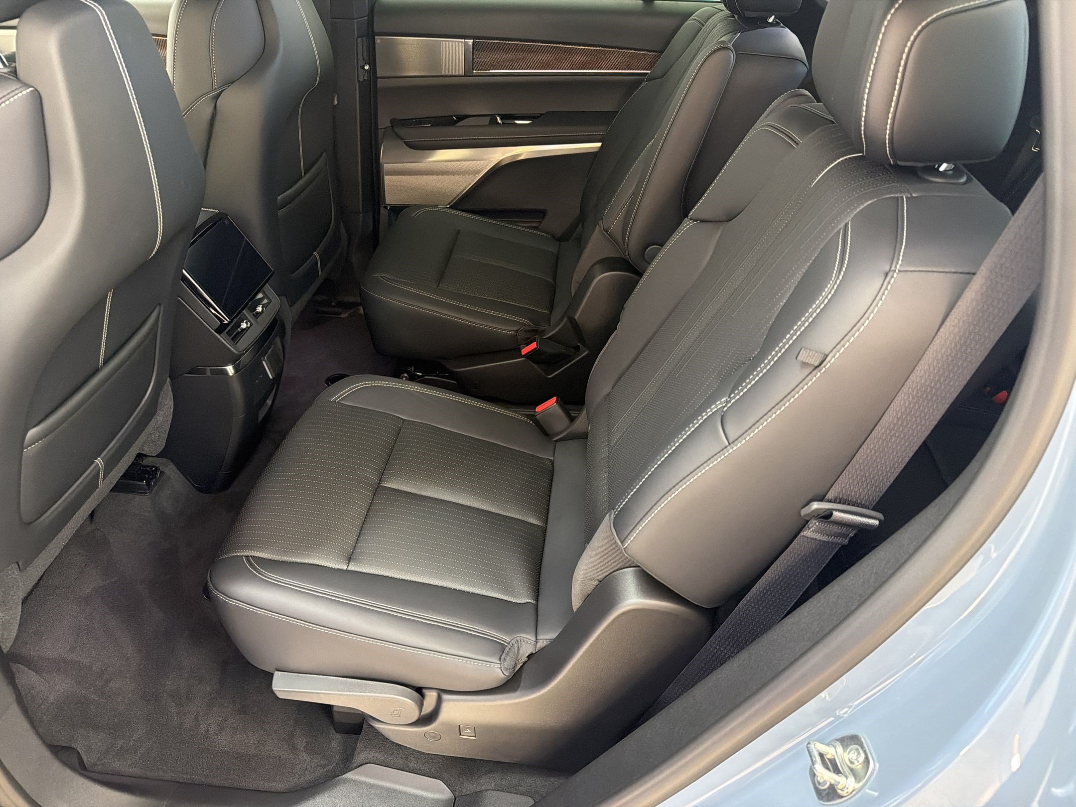 New 2027 Cadillac Vistiq Luxury w/ LPO, Floor Liner Package AWD/4WD image 21