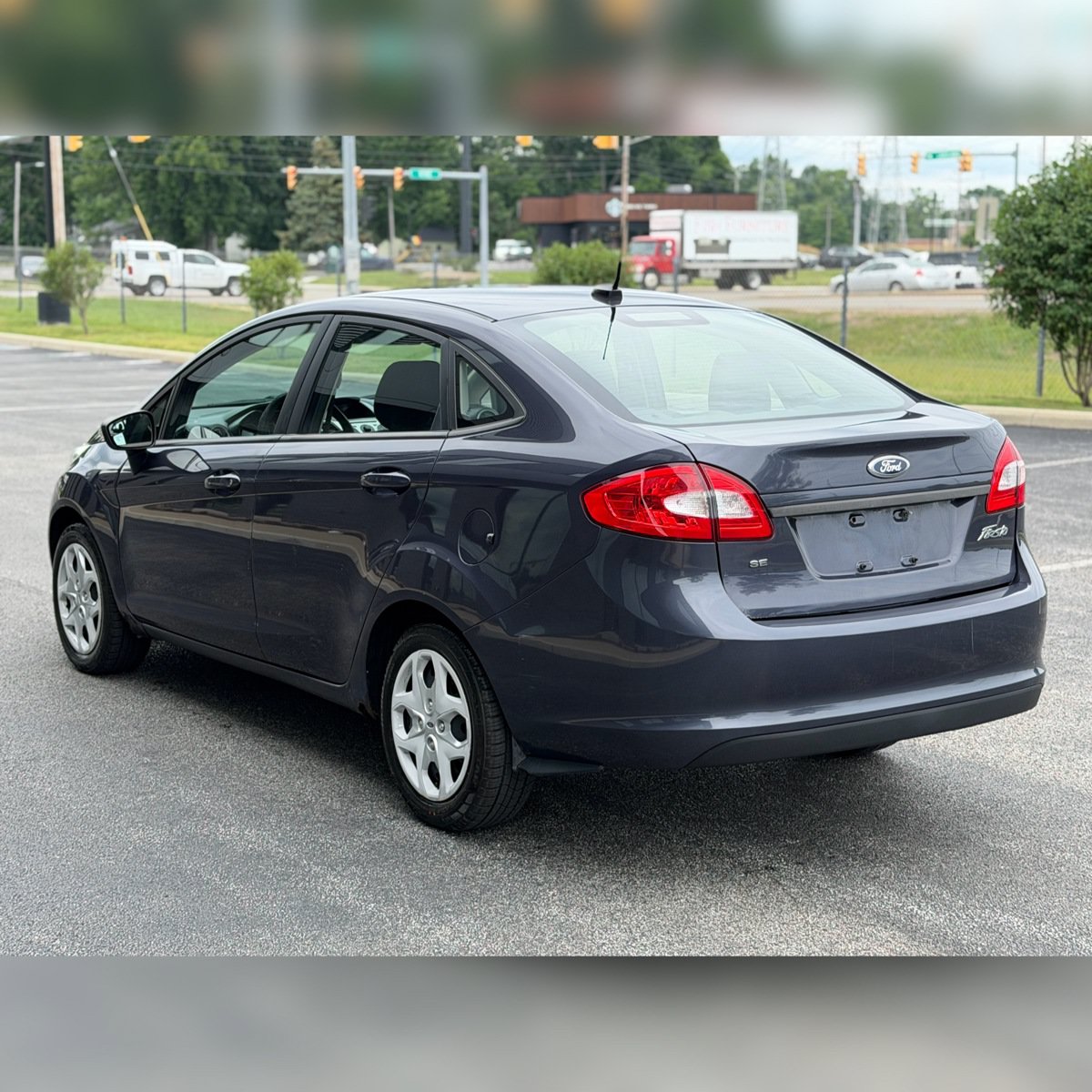 Used 2013 Ford Fiesta SE FWD image 3