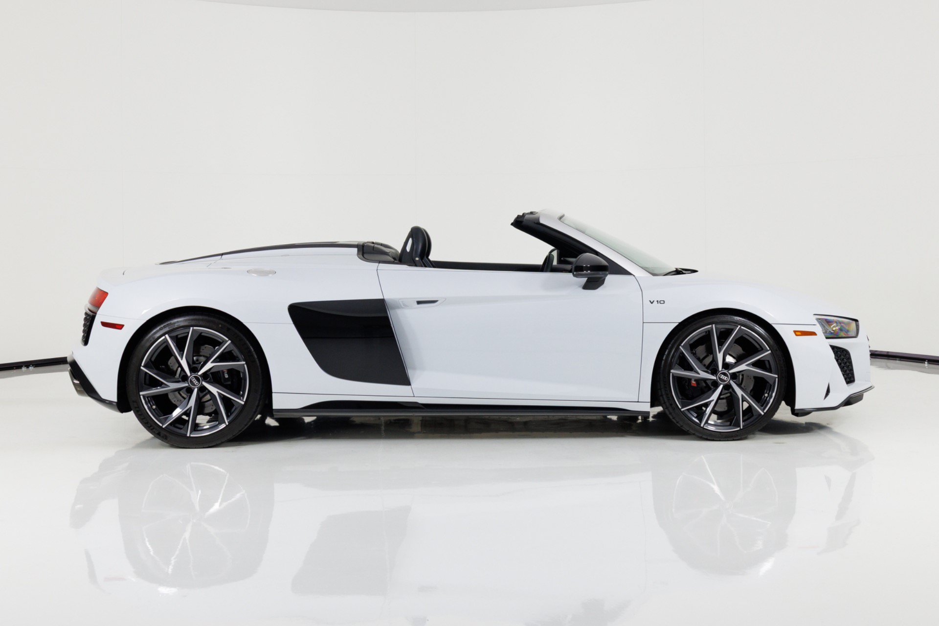 Used 2022 Audi R8 V10 w/ Premium Package RWD image 2