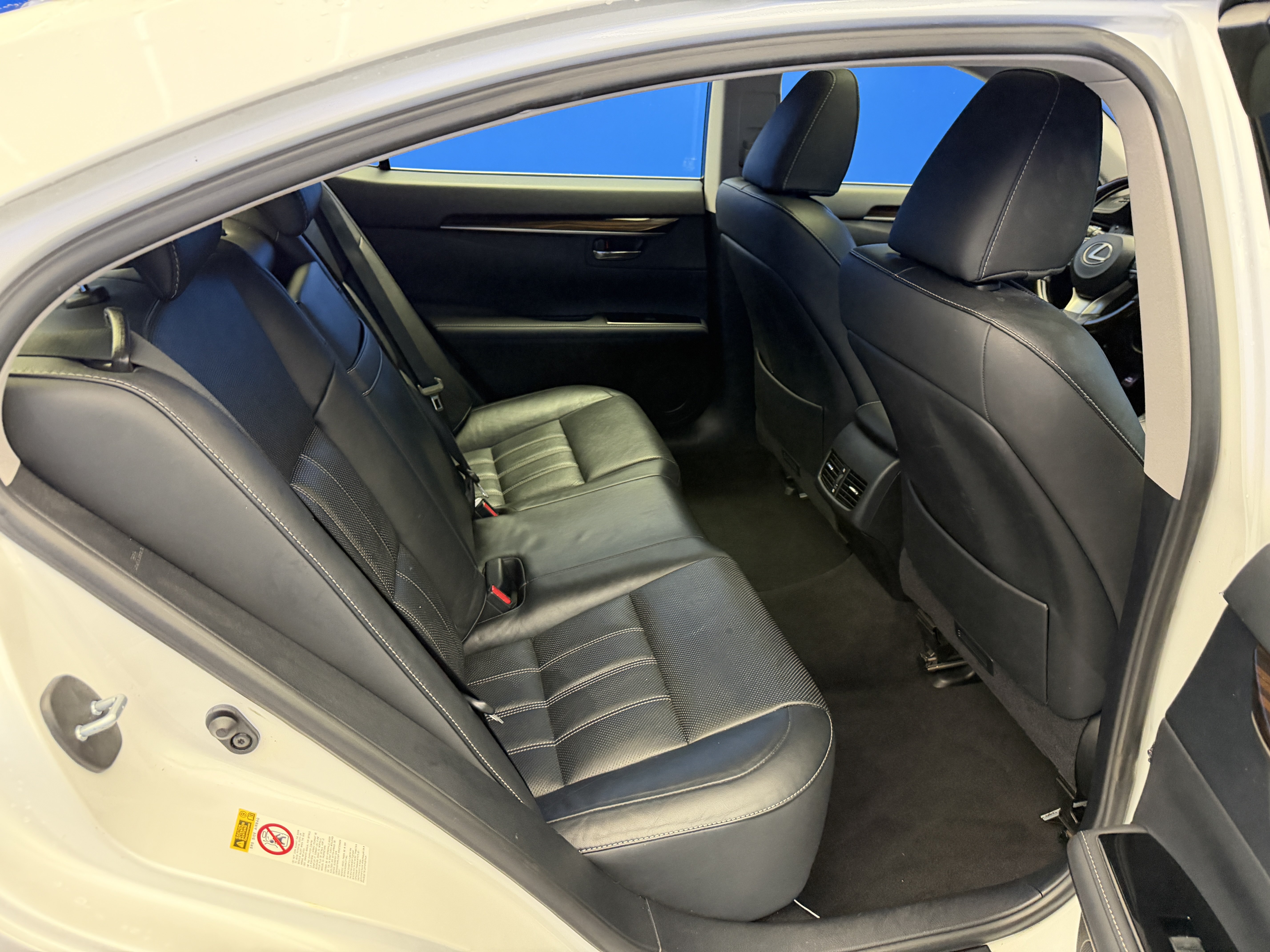 Used 2016 Lexus ES 300h w/ Luxury Package w/Wood Trim FWD image 26