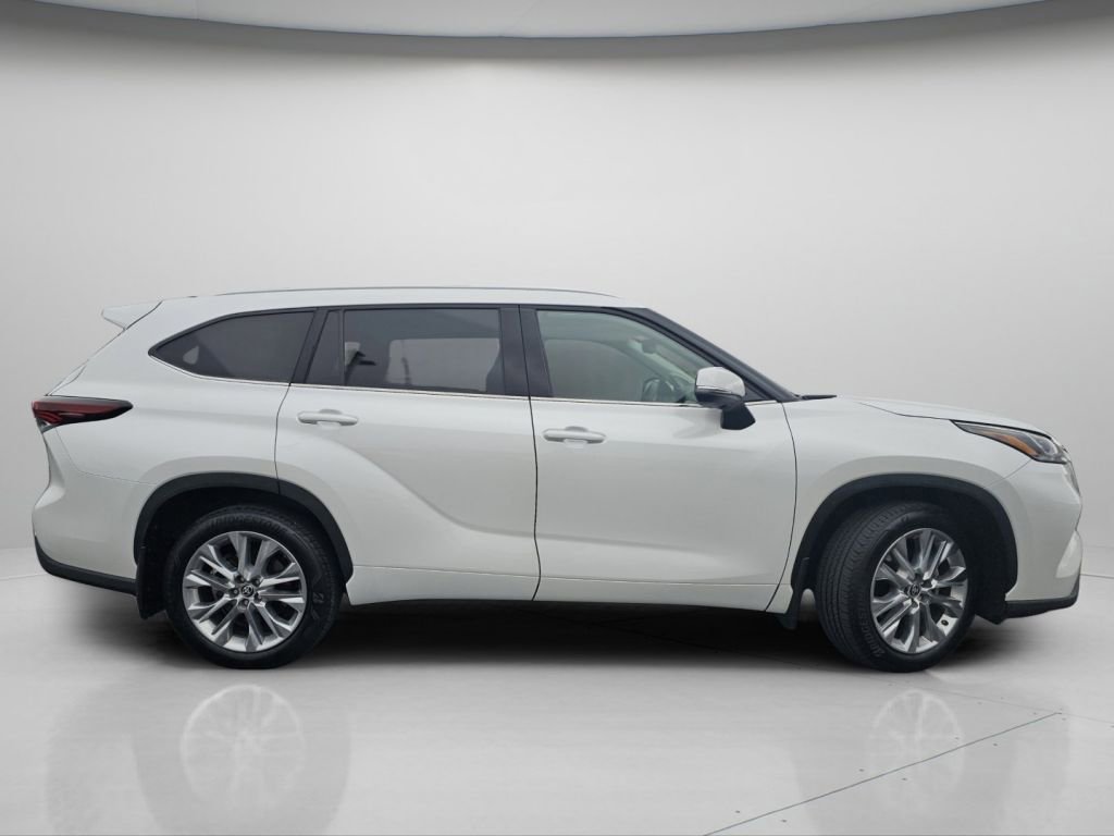 Used 2025 Toyota Highlander Limited image 26