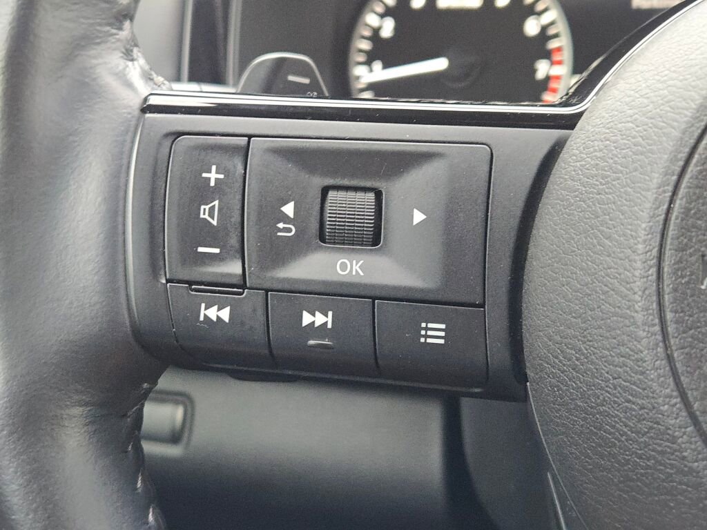 Used 2025 Nissan Pathfinder SL AWD/4WD image 30