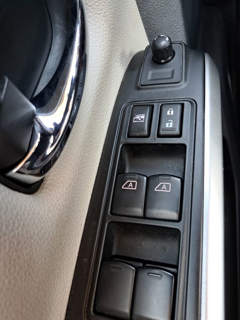 Used 2024 Nissan Titan SV w/ SV Convenience Package image 15