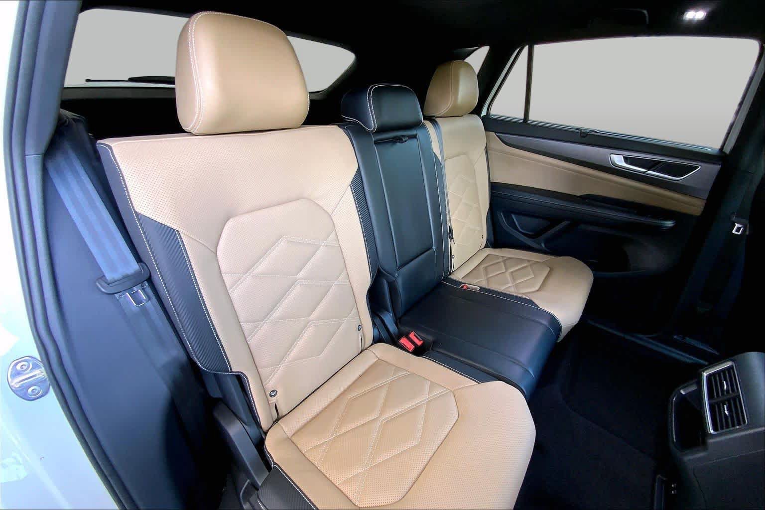 Used 2024 Volkswagen Atlas Cross Sport SE w/ Panoramic Sunroof Package FWD image 20