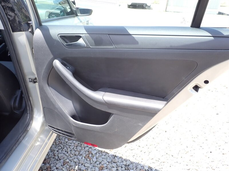 Used 2011 Volkswagen Jetta SE FWD image 18