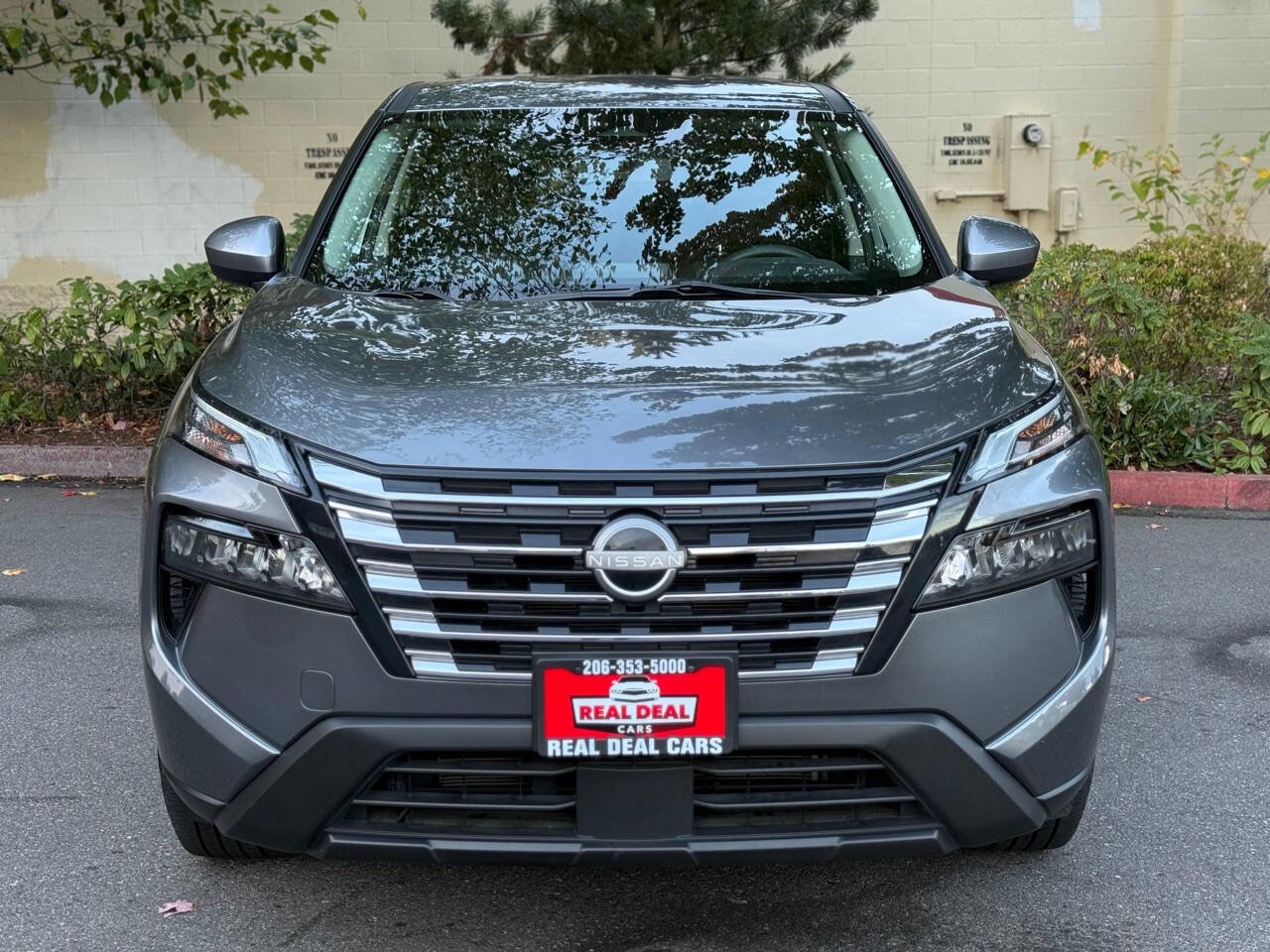 Used 2024 Nissan Rogue SV image 2