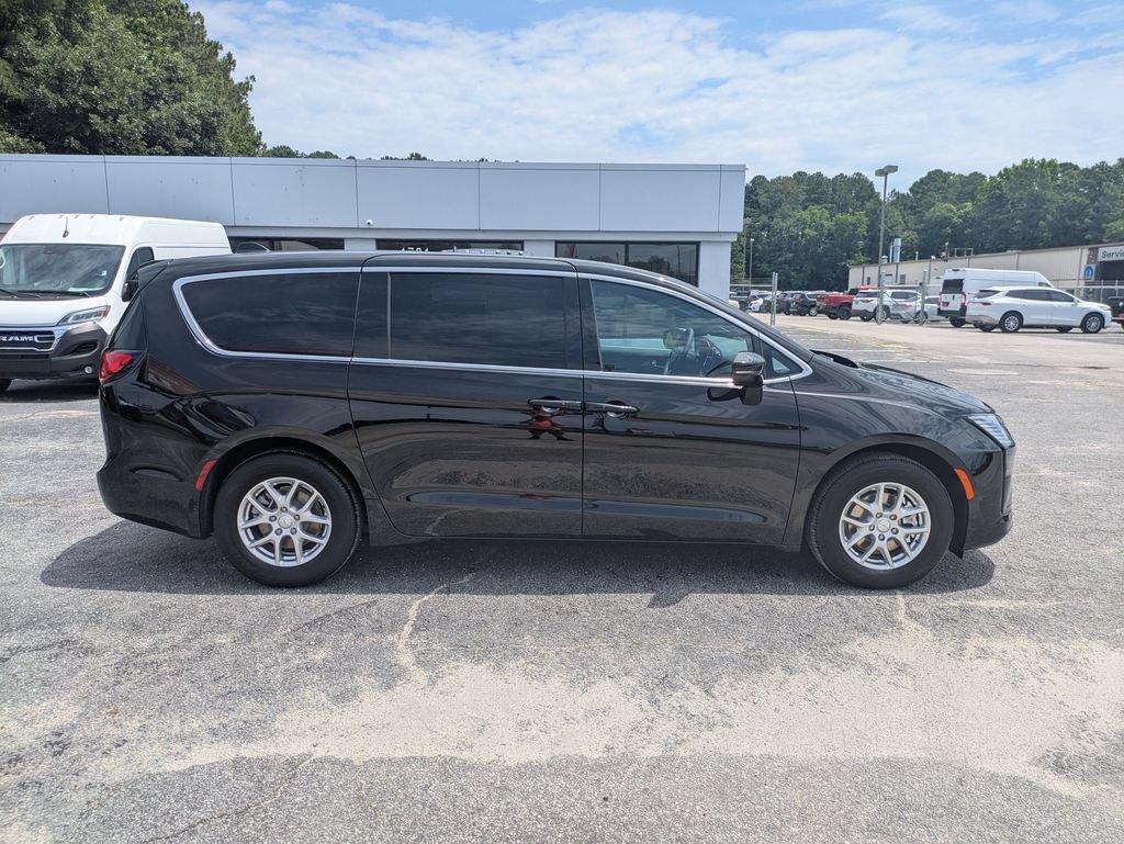 New 2027 Chrysler Pacifica Select FWD image 8