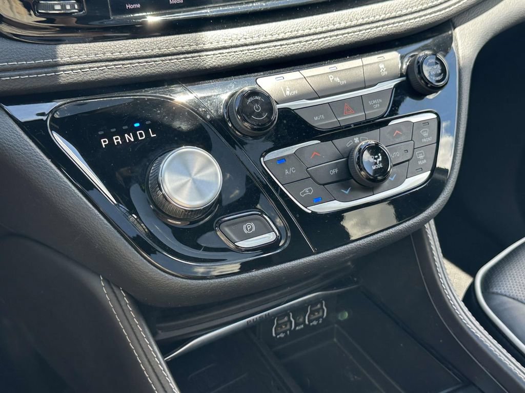 Used 2023 Chrysler Pacifica Limited w/ Uconnect Theater Family Group FWD image 29