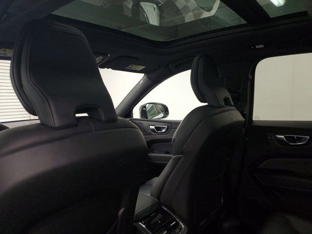 Used 2022 Volvo XC60 B6 R-Design image 12
