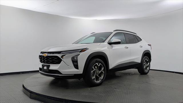 Used 2025 Chevrolet Trax LT w/ LT Convenience Package FWD image 2