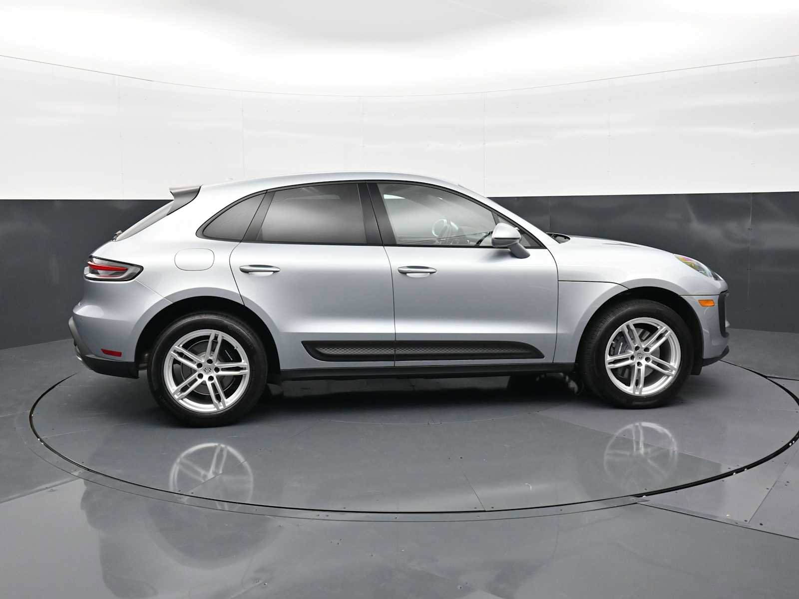 Certified 2025 Porsche Macan AWD/4WD image 25