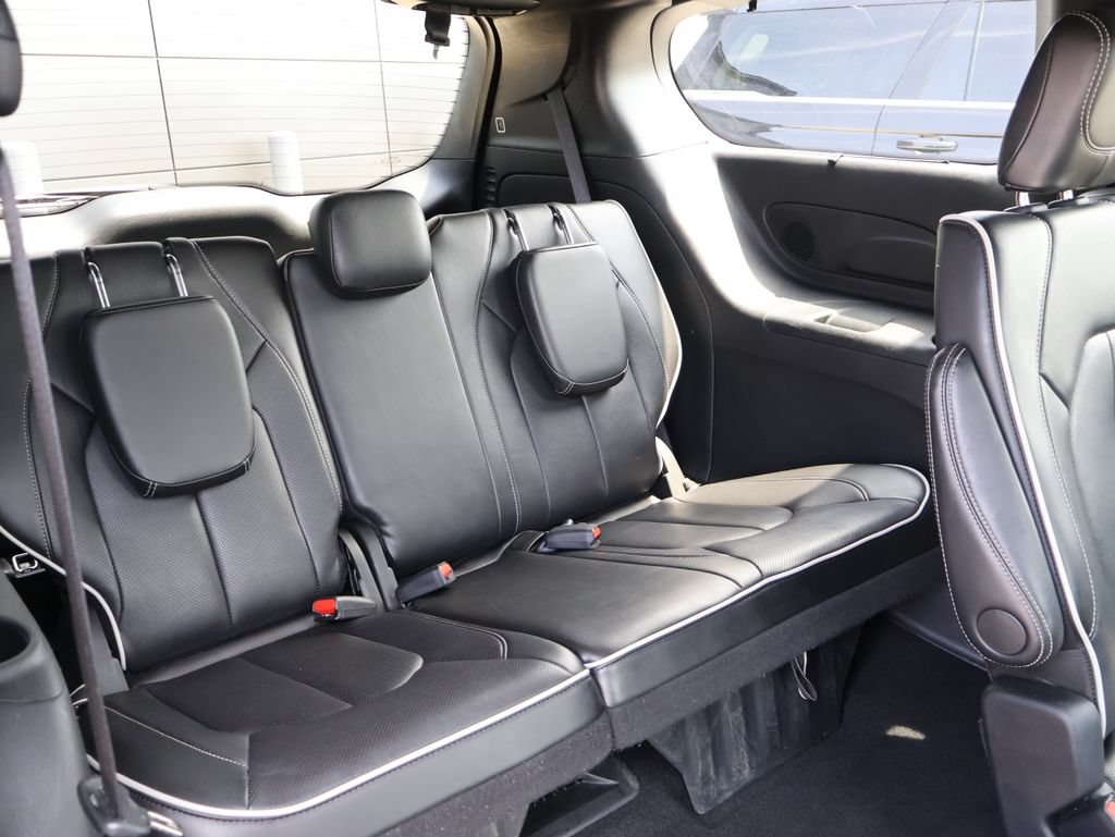 Used 2025 Chrysler Pacifica Limited FWD image 12