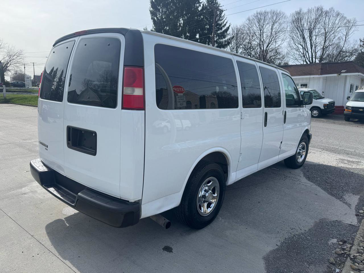 Used 2007 Chevrolet Express 1500 AWD Passenger w/ Power and Light Package image 4