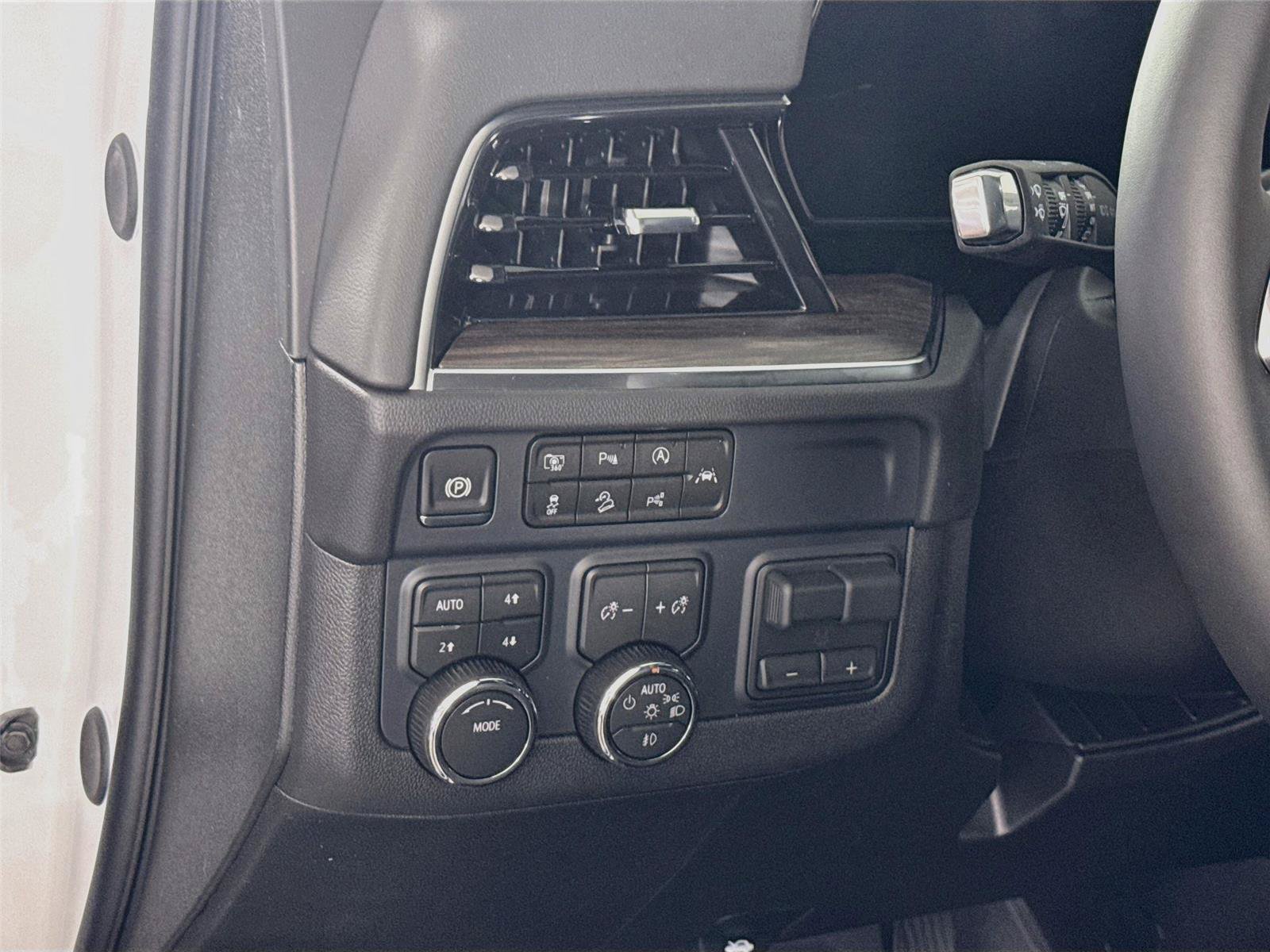 New 2026 Chevrolet Suburban LT w/ Comfort Package AWD/4WD image 4